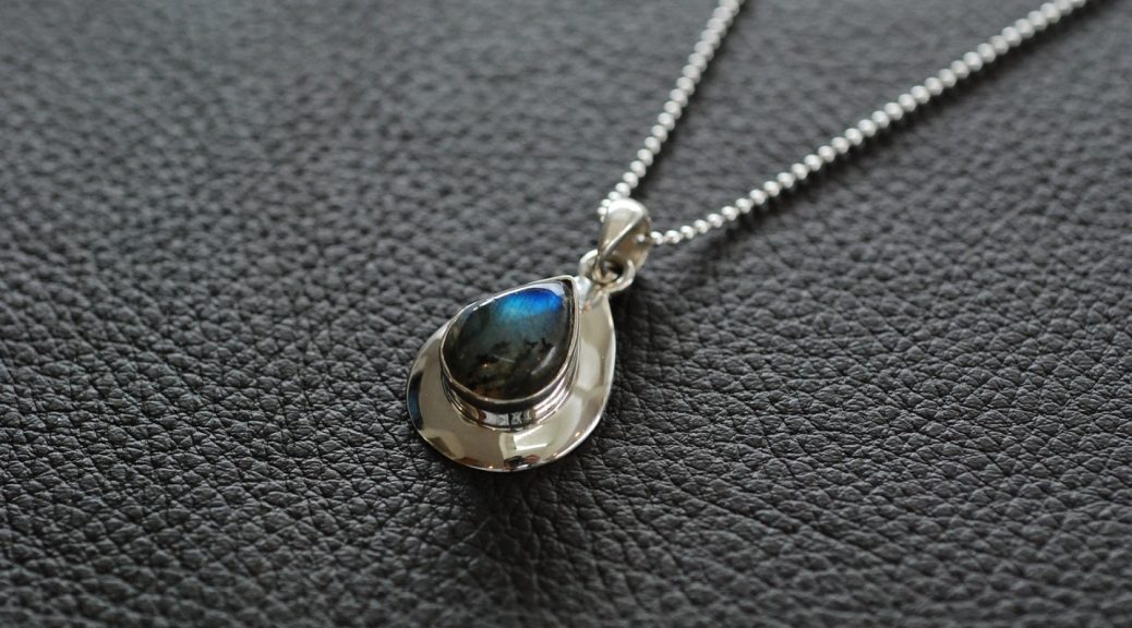 Labradorite : une pierre aux vertus et reflets surprenants.