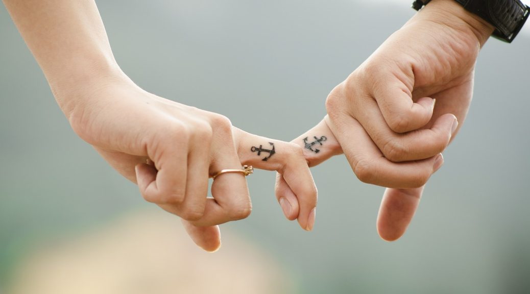 Tatouage en commun pour couple : astuces pour trouver le motif parfait
