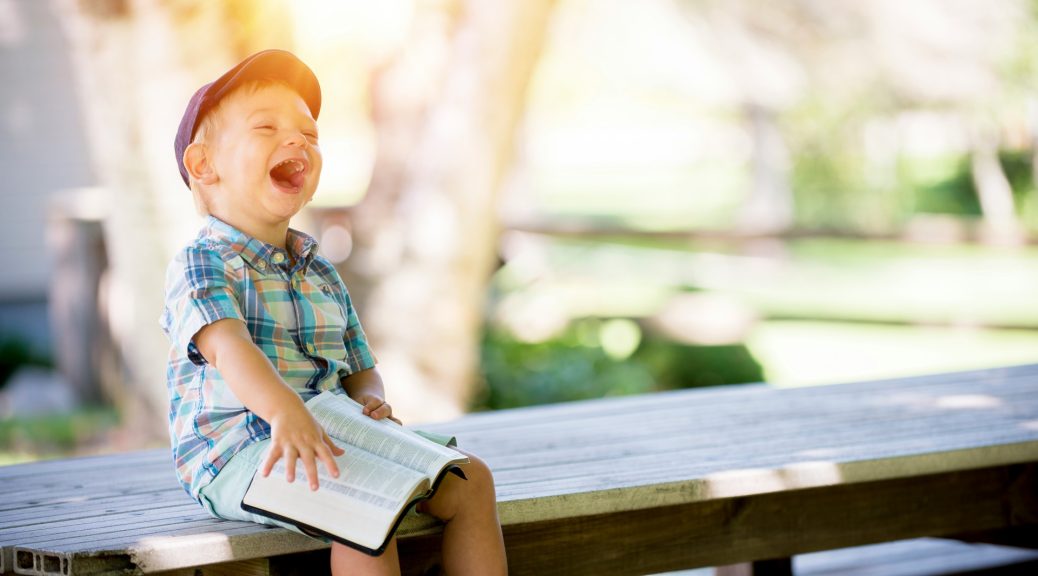 Le chapeau anti-UV pour bébé : l'accessoire incontournable de l'été