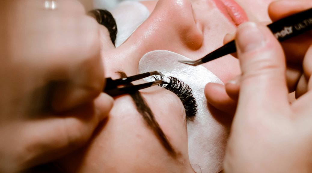 Qui peut devenir technicienne en extensions de cils ? Guide complet