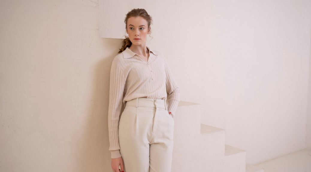 Textures et matières : comment jouer avec le monochrome pour une tenue dynamique